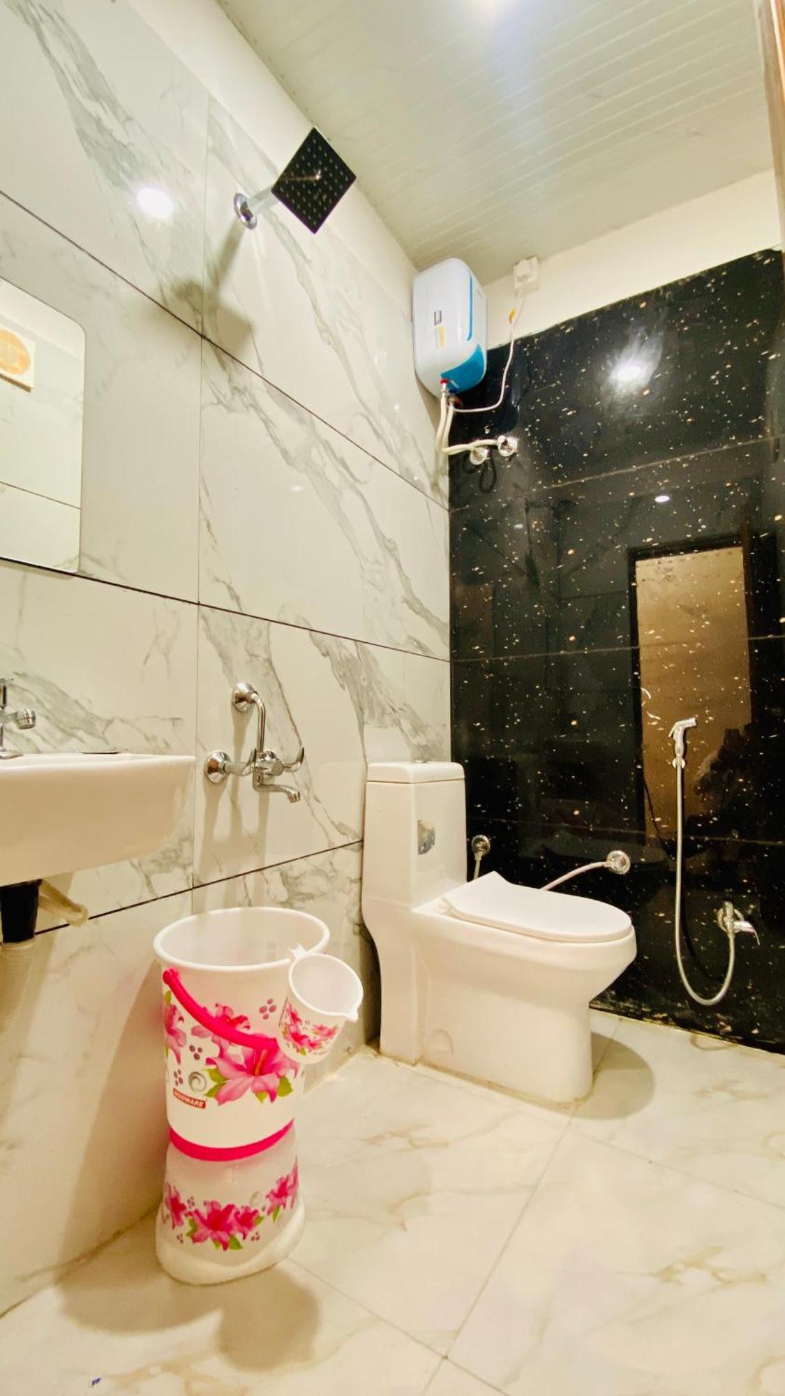 Hotel Raghavan In Front Of Railway Station Platform No 8 Ujjain Ngoại thất bức ảnh