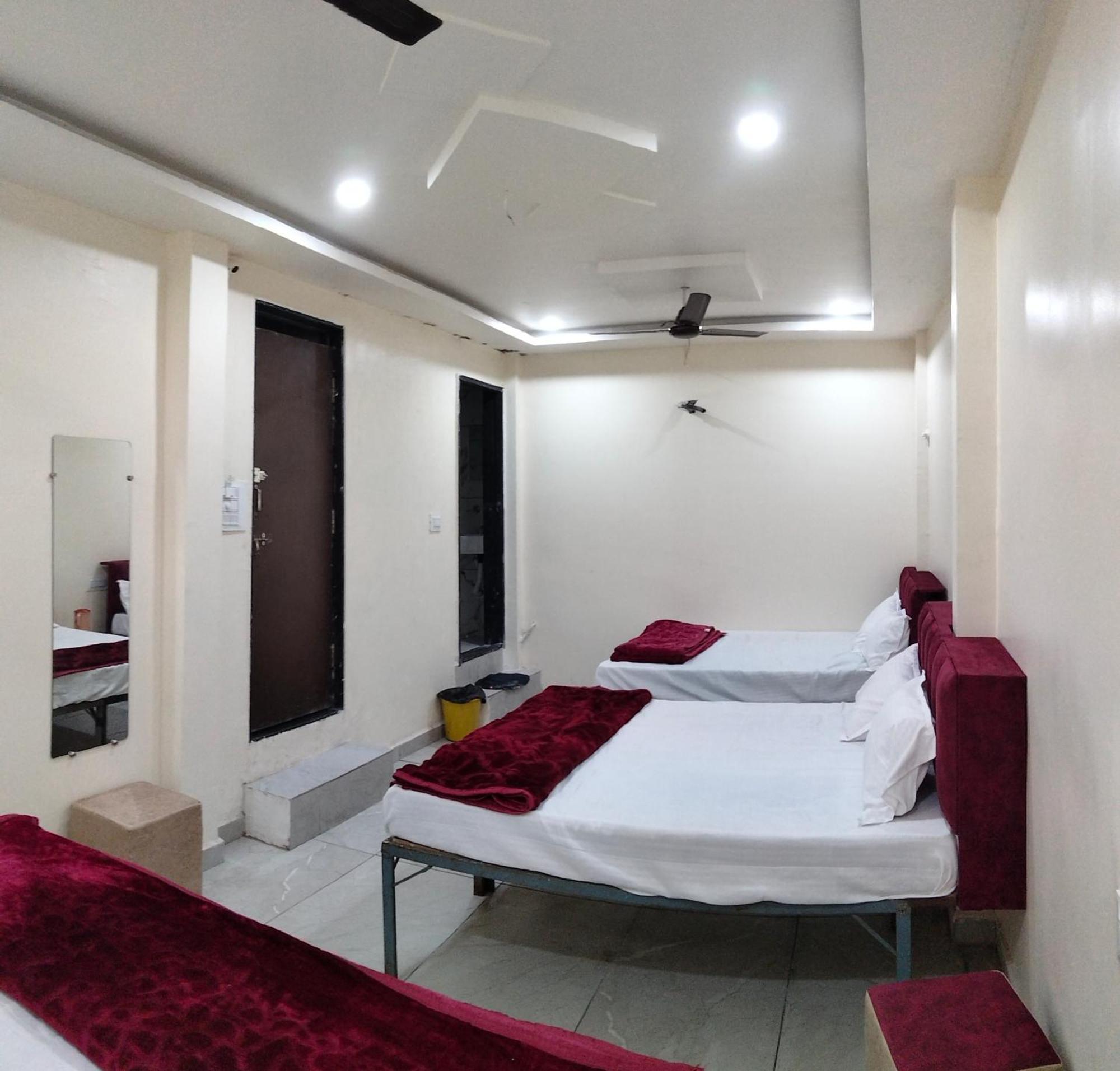 Hotel Raghavan In Front Of Railway Station Platform No 8 Ujjain Ngoại thất bức ảnh