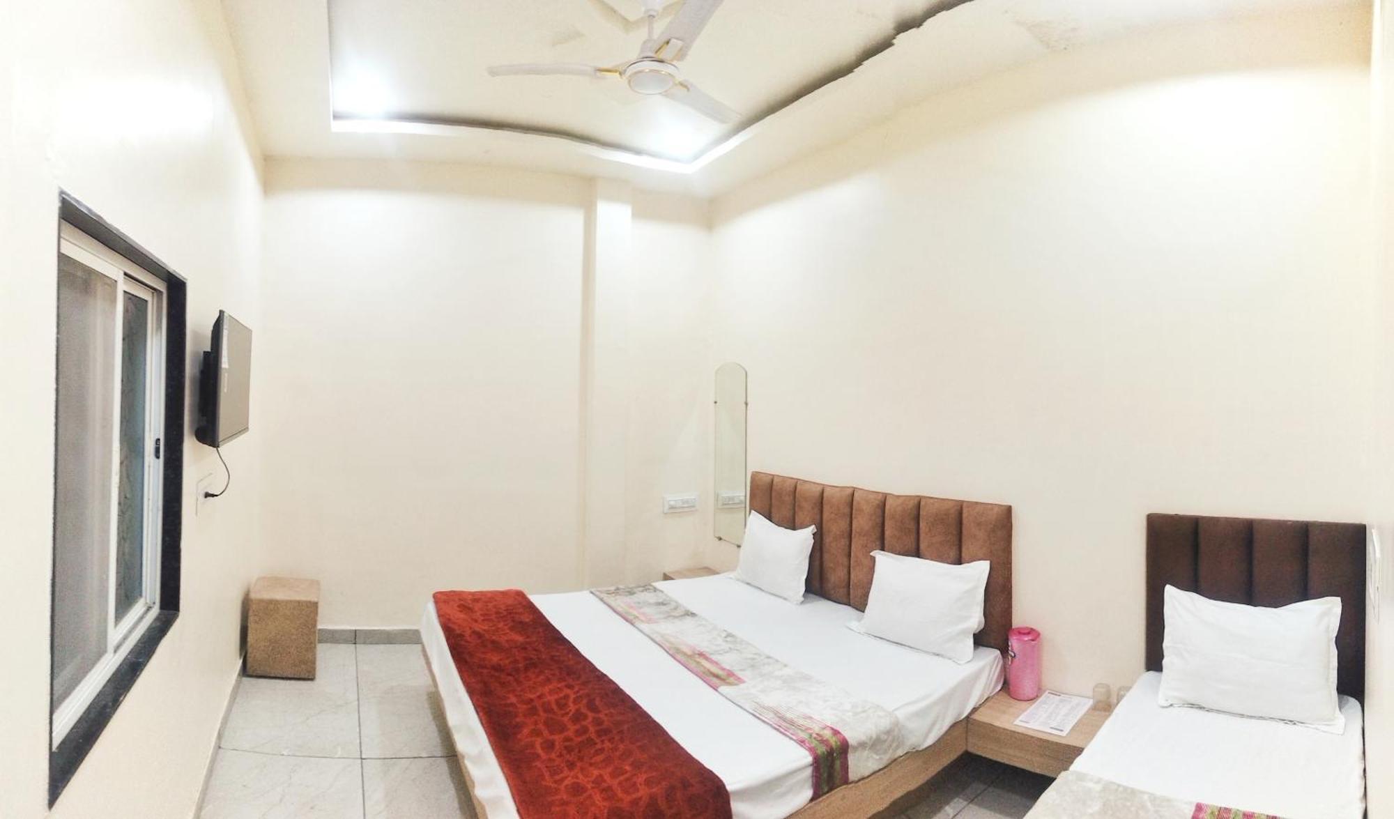 Hotel Raghavan In Front Of Railway Station Platform No 8 Ujjain Ngoại thất bức ảnh