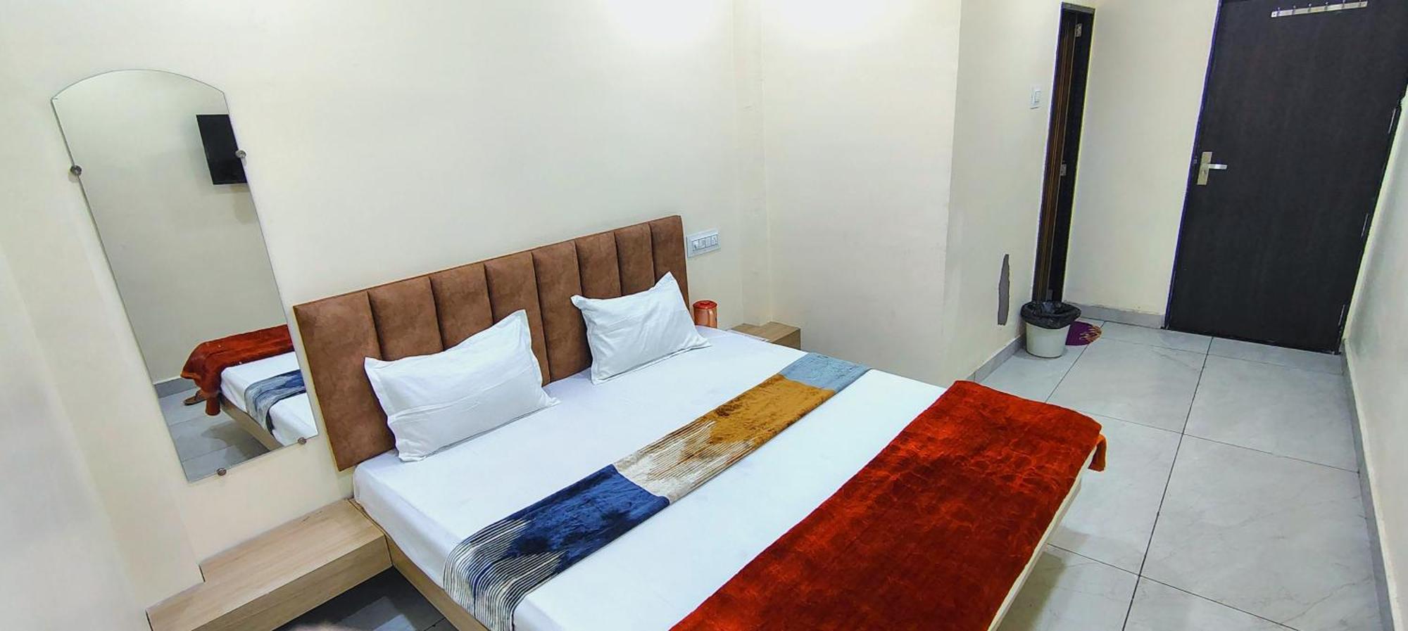 Hotel Raghavan In Front Of Railway Station Platform No 8 Ujjain Ngoại thất bức ảnh
