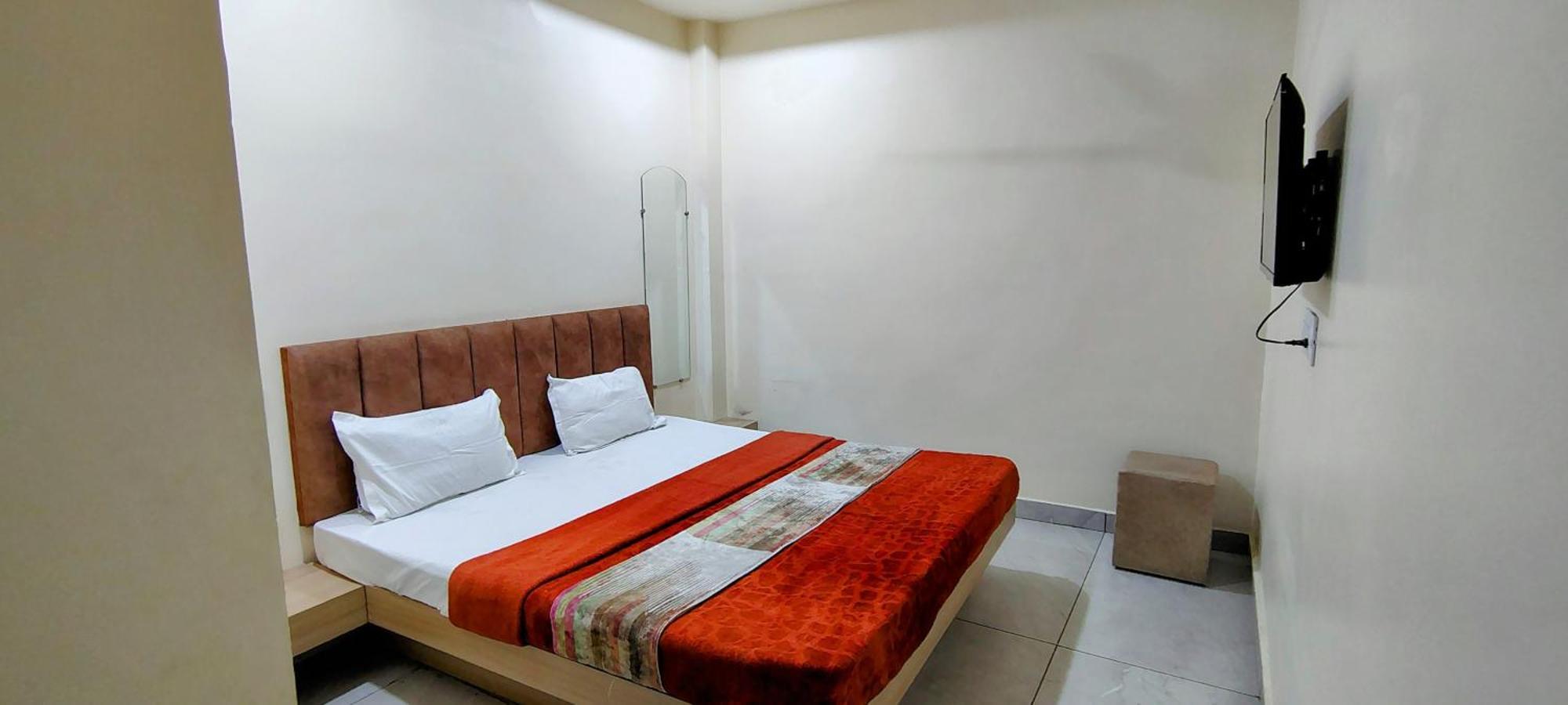 Hotel Raghavan In Front Of Railway Station Platform No 8 Ujjain Ngoại thất bức ảnh