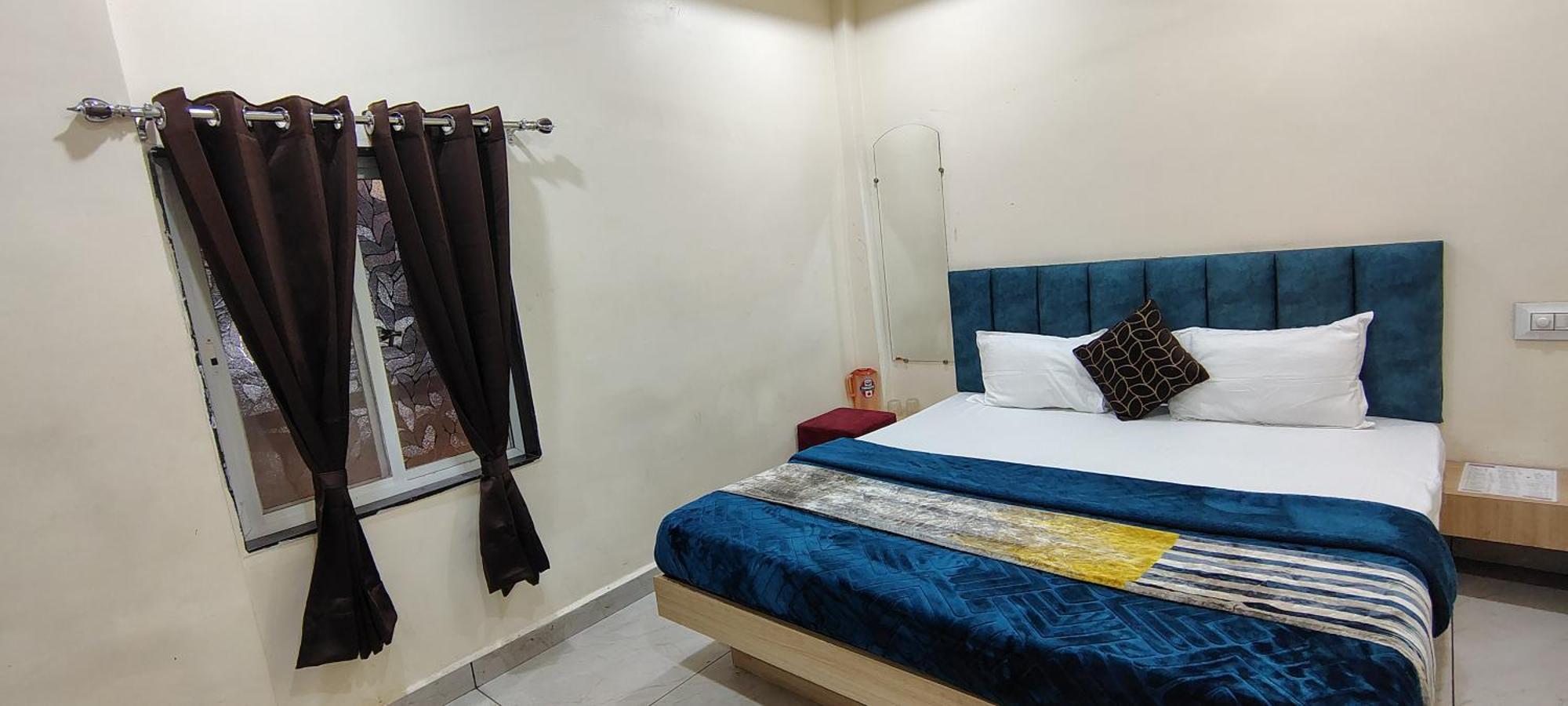 Hotel Raghavan In Front Of Railway Station Platform No 8 Ujjain Ngoại thất bức ảnh