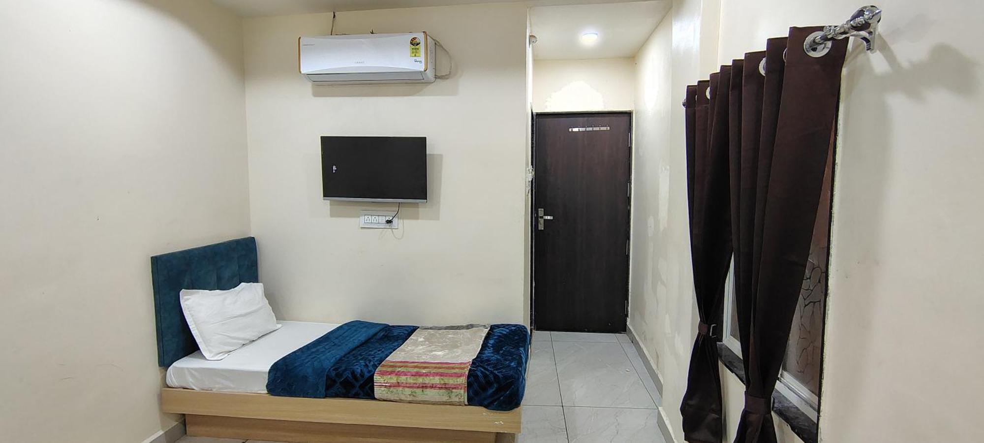 Hotel Raghavan In Front Of Railway Station Platform No 8 Ujjain Ngoại thất bức ảnh